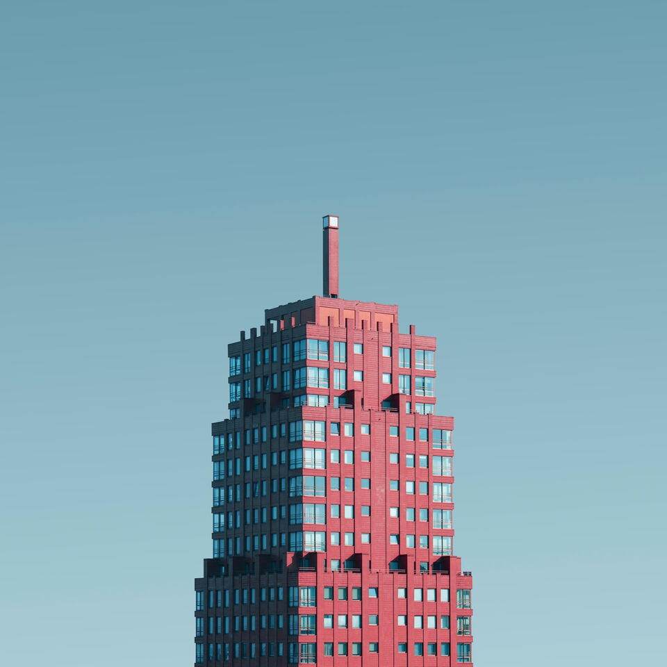 Moderne Architektur vor türkisem Himmel